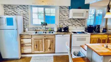 Køleskab, mikrobølgeovn, ovn, kogeplade