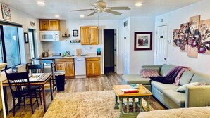 Un espacio habitable compacto con comedor, cocina y zona de estar.