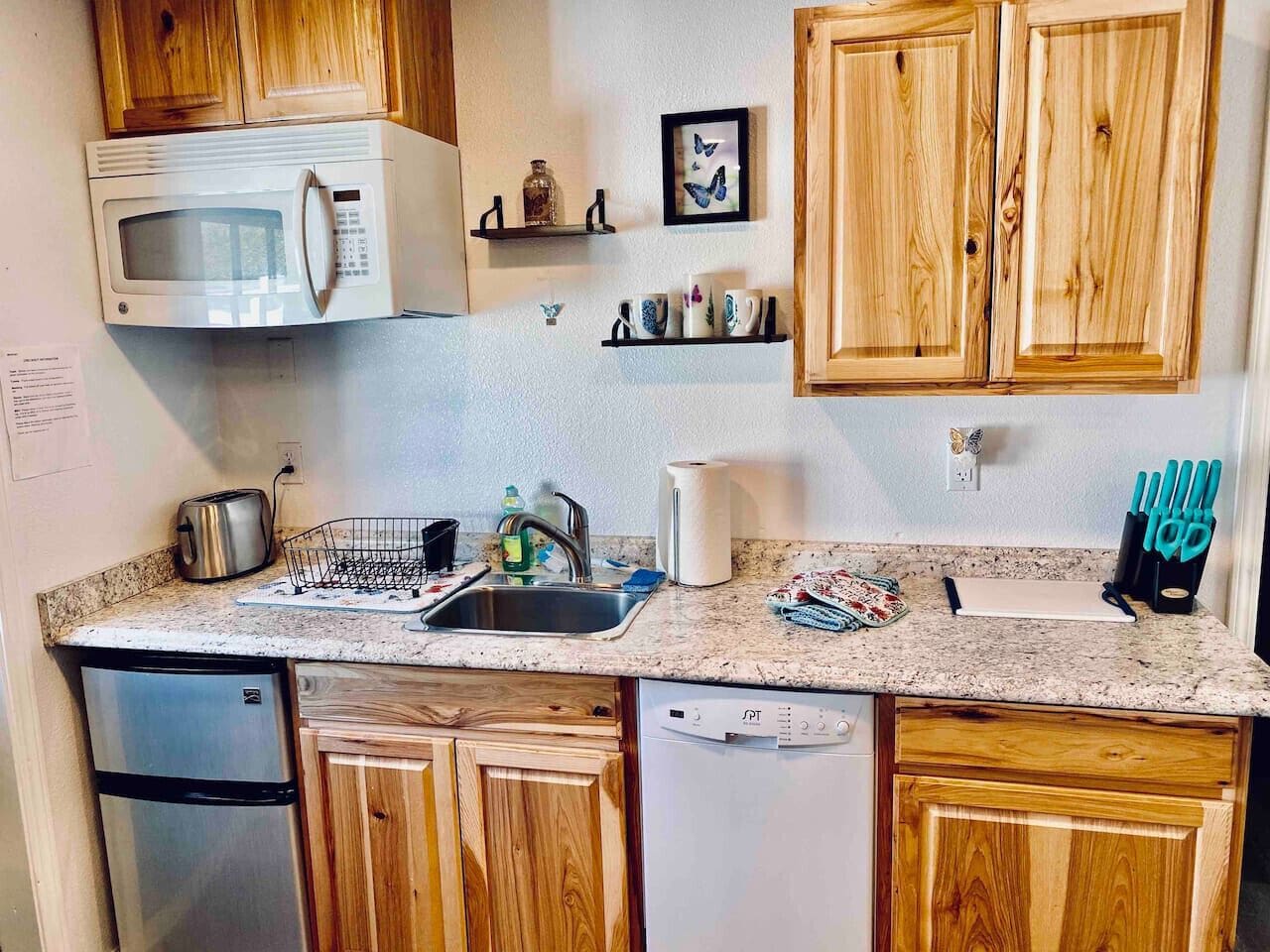 Kühlschrank, Mikrowelle, Herdplatte, Geschirrspüler