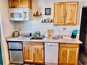 Réfrigérateur, micro-ondes, plaque de cuisson, lave-vaisselle