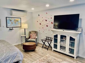 Schreibtisch, Reisekinderbett, WLAN, Bettwäsche