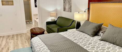 Bureau, fer et planche à repasser, lit parapluie, Wi-Fi