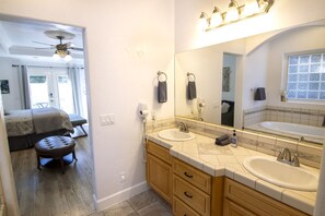 Kylpyamme, hiustenkuivaaja, pyyhkeet