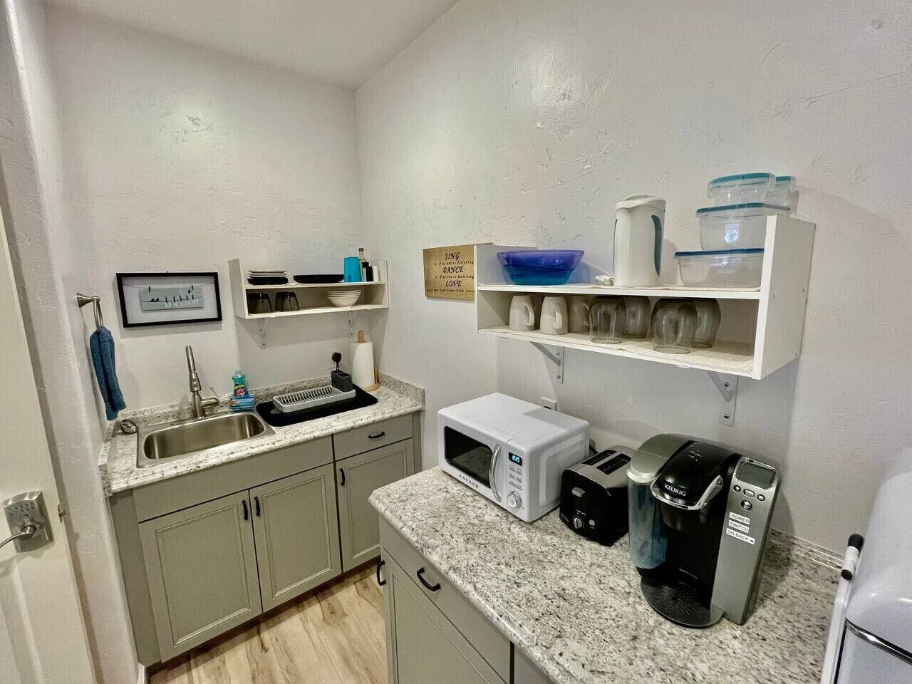 Refrigerador, microondas, cafetera y tetera y tostadora 