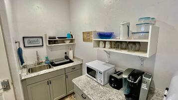 Køleskab, mikrobølgeovn, kaffe-/temaskine