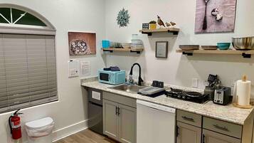 Kühlschrank, Mikrowelle, Herdplatte, Geschirrspüler