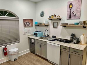 Microwave, dishwasher, coffee/tea maker, cookware/dishes/utensils - Quail Suite - Hot Tub - BBQ - Sleeps 2 (Ahwahnee)