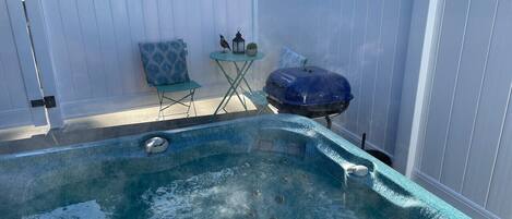 Bañera de hidromasaje al aire libre