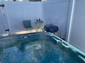 Outdoor spa tub - Quail Suite - Hot Tub - BBQ - Sleeps 2 (Ahwahnee)