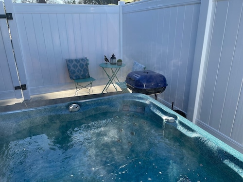 Quail Suite - Hot Tub - BBQ - Sleeps 2
