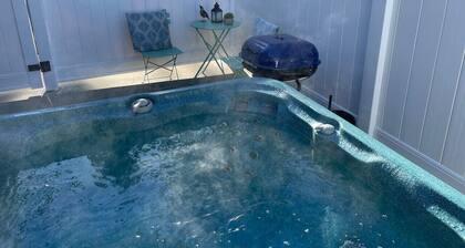 Quail Suite - Hot Tub - BBQ - Sleeps 2