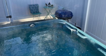 Quail Suite/HOT TUB/BBQ/Sleeps 2