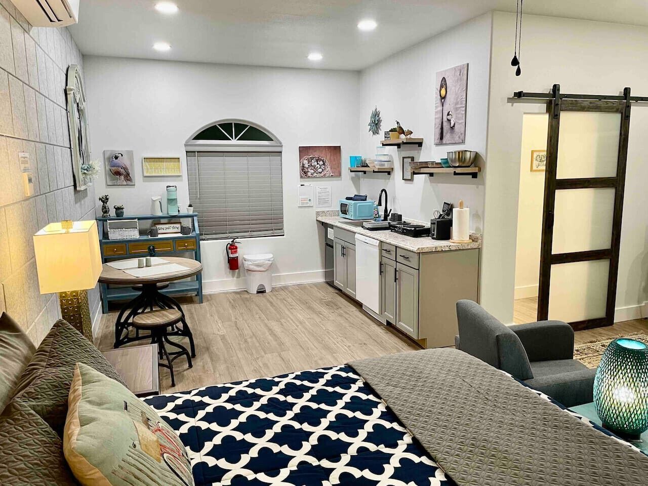 1 habitación, escritorio, tabla de planchar con plancha y cuna de viaje 