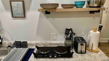 Microondas, lavavajillas, cafetera y tetera y utensilios de cocina