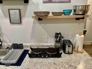 Microondas, lavavajillas, cafetera y tetera y utensilios de cocina 