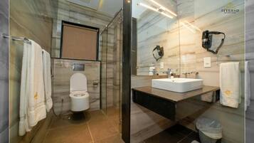 Deluxe Double or Twin Room | Bathroom