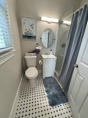 Combined shower/tub, towels, soap, shampoo