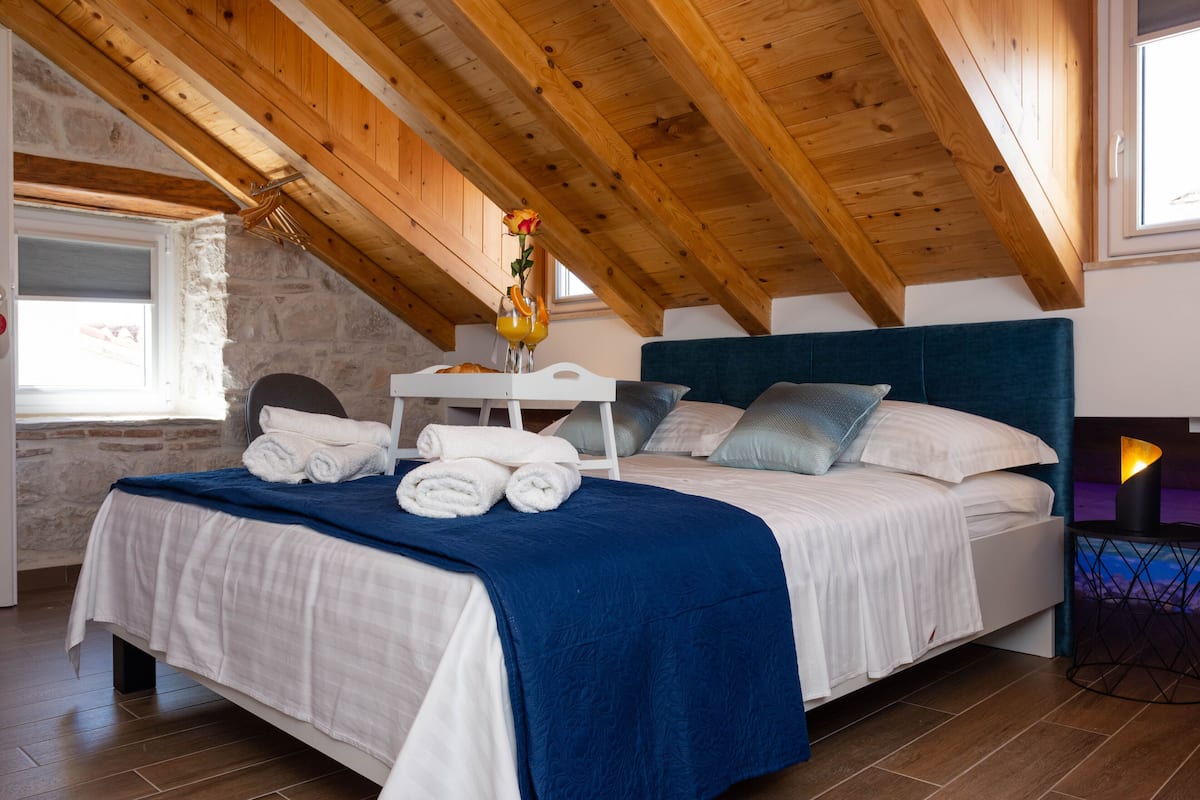 Deluxe Loft, 2 Bedrooms | In-room safe, laptop workspace, soundproofing, iron/ironing board