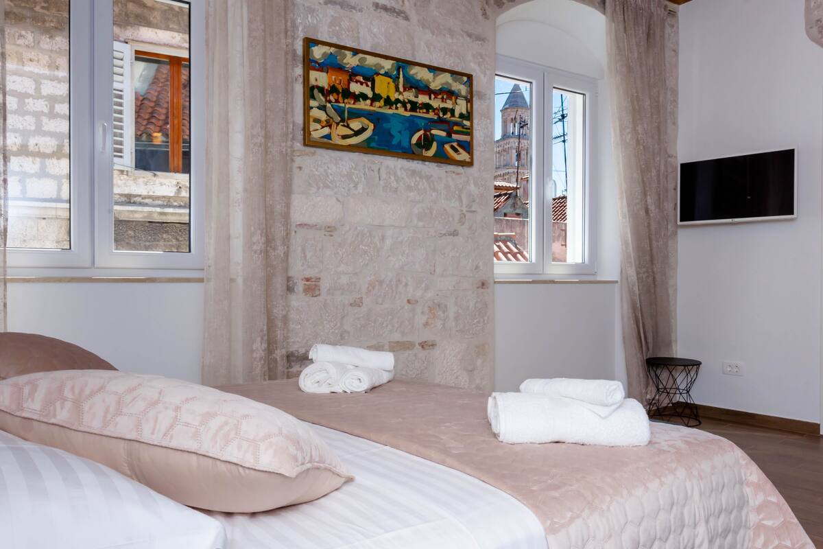 Superior Double Room | In-room safe, laptop workspace, soundproofing, iron/ironing board