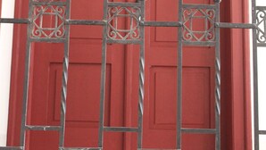 Puerta roja con un letrero que dice "Rustic chic Luxury Rooms Split".