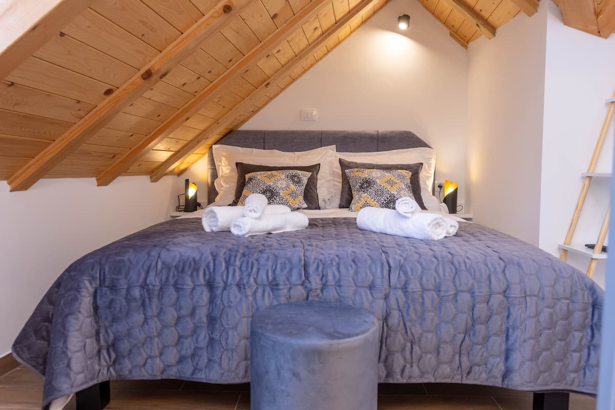 Deluxe Studio Suite | In-room safe, laptop workspace, soundproofing, iron/ironing board