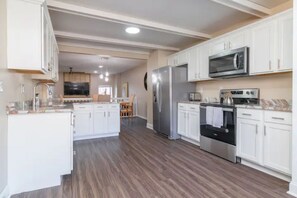 Refrigerador, microondas, horno y parrilla de estufa 