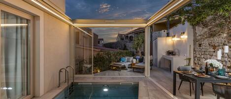 Utendørsbasseng og et oppvarmet basseng