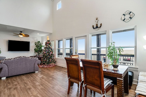 Amazing Waterfront Views of Kemah Boardwalk 3B3B