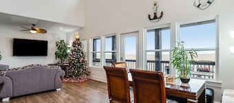 Amazing Waterfront Views of Kemah Boardwalk 3B3B