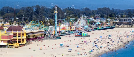 Una spiaggia nelle vicinanze, lettini da mare, teli da spiaggia