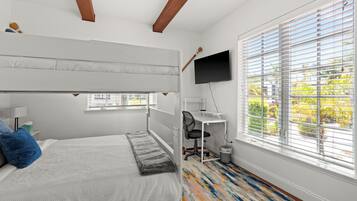 4 bedrooms, desk, iron/ironing board, free WiFi