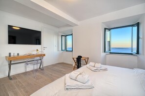 4 bedrooms, desk, iron/ironing board, free WiFi