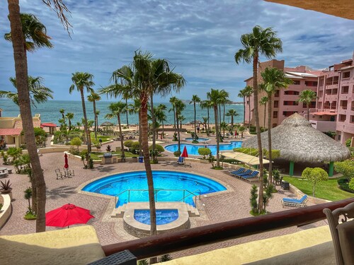 OCEAN FRONT Villa 3 KING Bedrooms, 3.5ba.! 1900sf! VIEWS!!! Sandy Beach! Slps 9