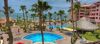 OCEAN FRONT Villa 3 KING Bedrooms, 3.5ba.! 1900sf! VIEWS!!! Sandy Beach! Slps 9