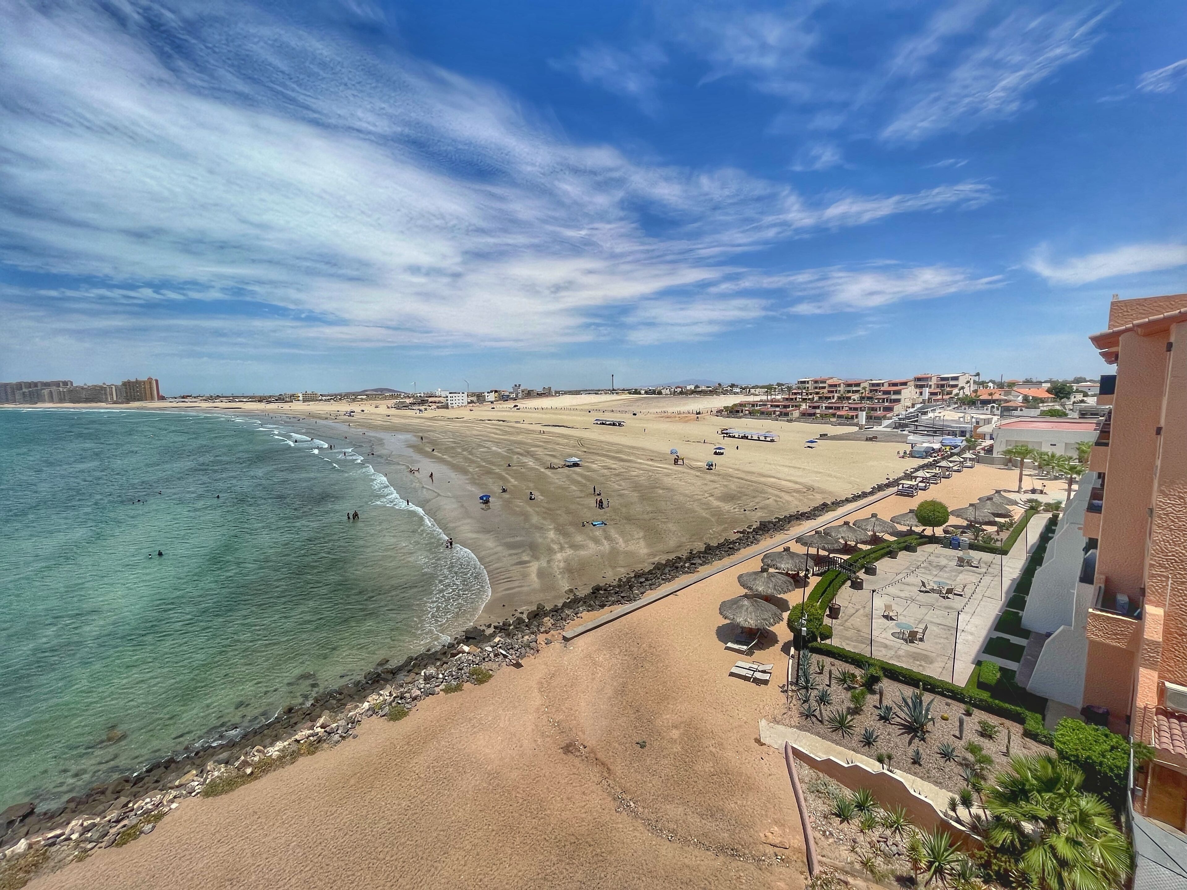 Na praia, espreguiçadeiras 