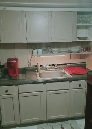 Kühlschrank, Mikrowelle, Ofen, Wasserkocher mit Kaffee-/Teezubehör