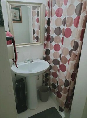 Een douche, een haardroger, handdoeken, zeep