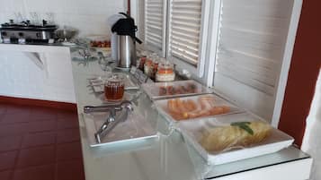 Café da manhã com buffet grátis todos os dias