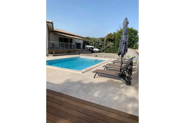 Una piscina al aire libre, una piscina climatizada