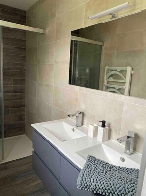 Combined shower/bathtub, hair dryer, towels