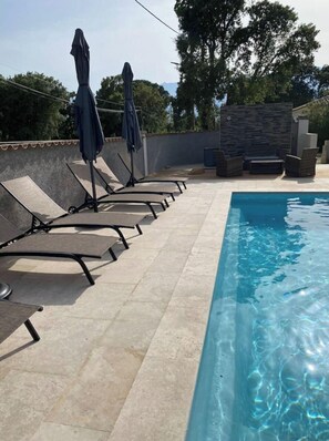 Una piscina al aire libre, una piscina climatizada