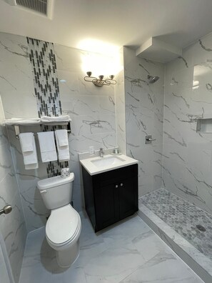 Quarto superior | Banheiro | Banheira, roupões de banho, toalhas de banho