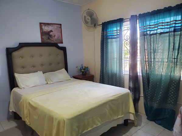 1 habitación, tabla de planchar con plancha, wifi y ropa de cama 