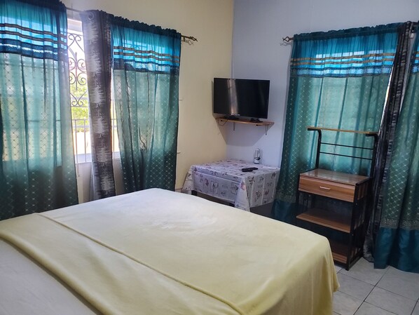 1 bedroom, iron/ironing board, WiFi, bed sheets - MCKAY'S HOME AWAY FROM HOME (Hatfield)