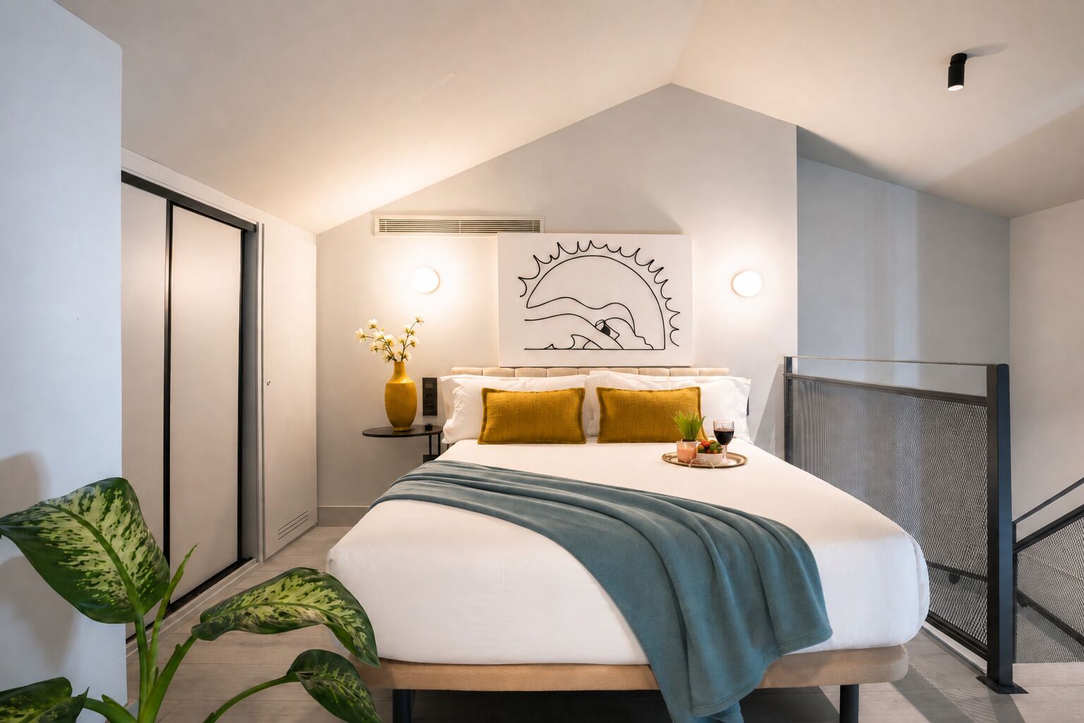 Un dormitorio moderno con una cama grande, mesitas de noche, una obra de arte en la pared y una planta en maceta.