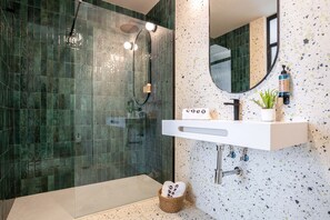 Comfort Apartment, 1 Katil Kelamin (Double) dengan Katil Sofa | Bilik Mandi | Pancuran mandi, kelengkapan dandanan diri percuma, pengering rambut 