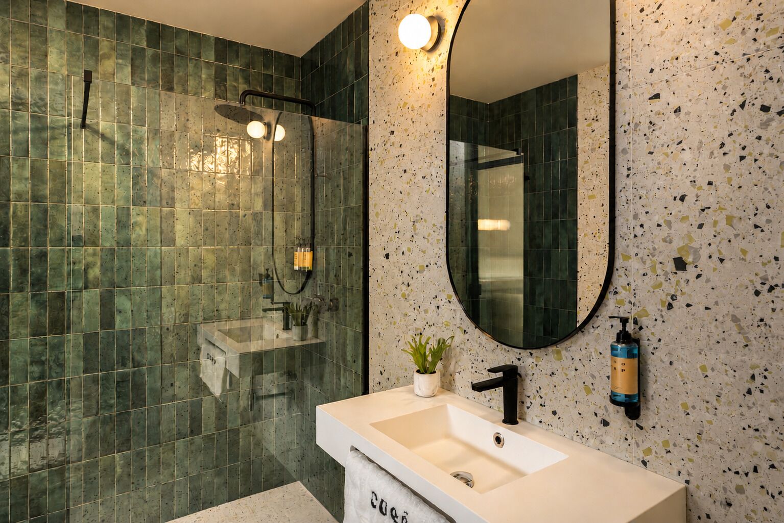 Une salle de bain avec une douche, un lavabo et un miroir.