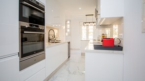 Een koelkast, een magnetron, een oven, een vaatwasser