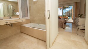 Bañera y toallas