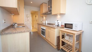 Een koelkast, een microgolfoven, een oven, een vaatwasser